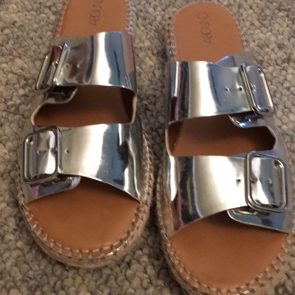 New Abound size 9 metallic silver sandals. - Picture 1 of 8